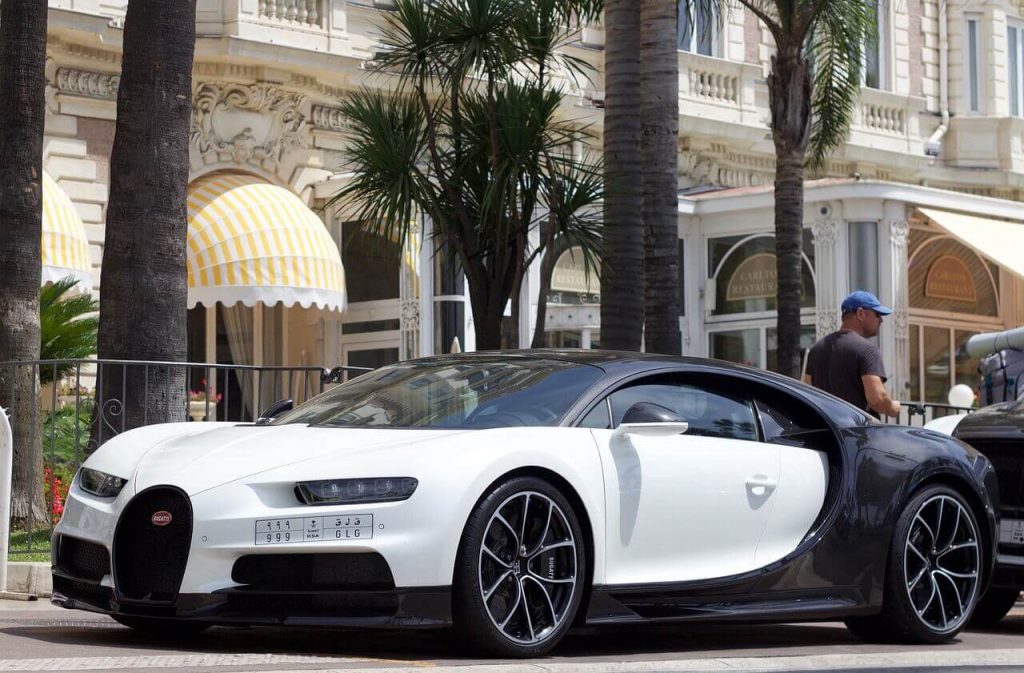 Una foto de un Bugatti Veyron Super Sport